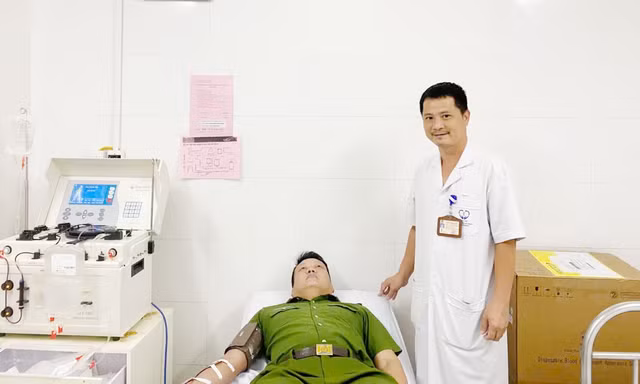 Trung tá Lê Tuấn Anh hiến tiểu cầu cứu bệnh nhân nguy kịch.