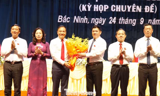Lãnh đạo thành phố Bắc Ninh tặng hoa chúc mừng ông Trường (thứ 3 bên trái). Ảnh: Nguyễn Thắng.