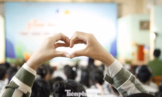 Ca sĩ Thùy Dương mang lại không khí vui tươi cho phạm nhân tại chương trình.
