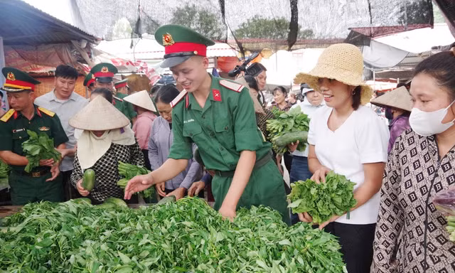 Các chiến sĩ quân đội vận chuyển rau xanh đến “Phiên chợ 0 đồng – San sẻ yêu thương” để trao tặng người dân xã Tiên Lục.