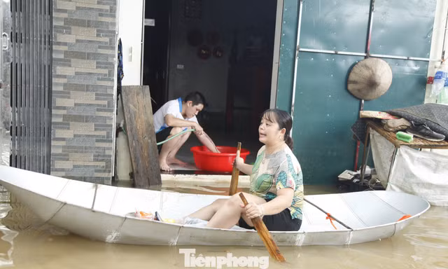 Làng nghề trăm tuổi Thổ Hà chìm trong nước lũ