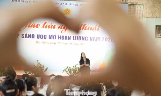 Ca sĩ Thùy Dương mang lại không khí vui tươi cho phạm nhân tại chương trình.