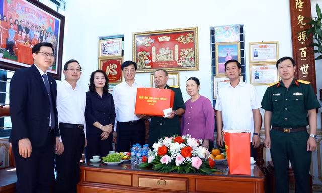 Trưởng Ban Tổ chức Trung ương Nguyễn Duy Ngọc và các đồng chí lãnh đạo tỉnh Bắc Ninh thăm, tặng quà gia đình thương binh Lưu Quang Vinh.