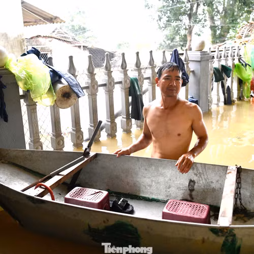 Vật lộn sinh hoạt trong biển nước lũ ở vùng ven Hà Nội