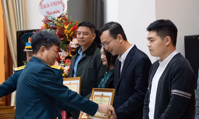 Quân chủng Phòng không - Không quân tặng Bằng khen Báo Tiền Phong