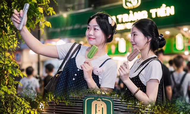 Cơn sốt kem Tràng Tiền trước ngày cửa hàng đóng cửa