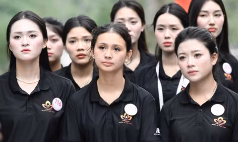 53 thí sinh Hoa hậu Việt Nam lặng người khi đến 'lò vôi thế kỷ' Vị Xuyên