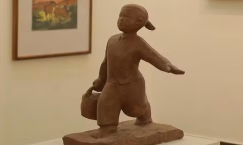 'Em bé đưa cơm cho mẹ đi cày' và chuyện ít ai biết
