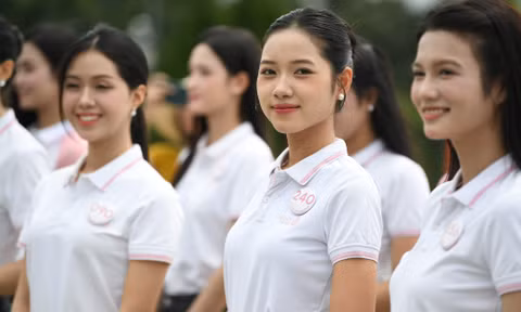 Thí sinh Hoa hậu Việt Nam dâng hoa tại Tượng đài Bác Hồ với đồng bào các dân tộc tỉnh Lai Châu