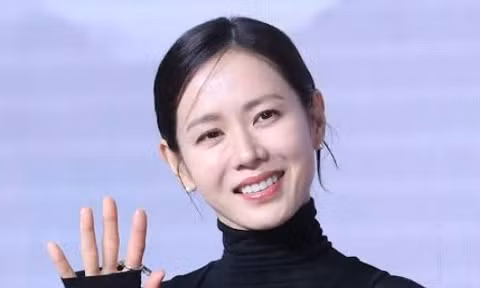 Màn ‘hack tuổi’ của Son Ye Jin trước mỹ nhân đẹp nhất thế giới