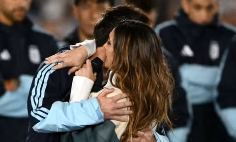 Messi ôm chặt nữ ca sĩ Soledad.