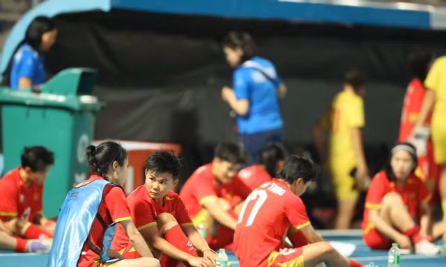 SEA Games 33: ĐT nữ Việt Nam phải mua đồ ăn thêm, đi hơn 4 tiếng mới tới sân tập