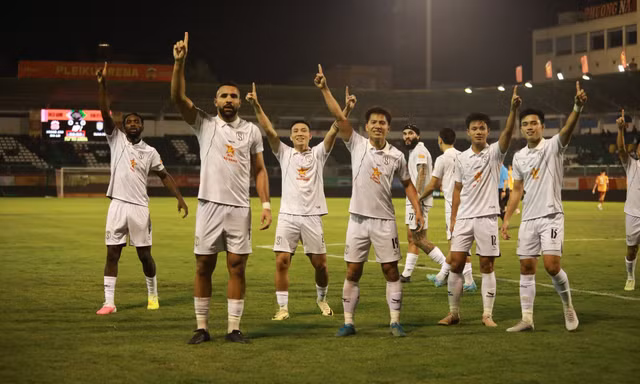Đánh bại HAGL trên sân khách, SLNA chiếm đỉnh bảng V.League