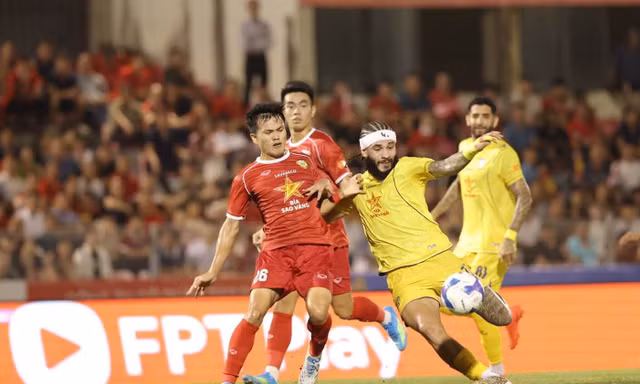 Đánh rơi chiến thắng ở derby, SLNA vẫn bất bại ở V.League 2026/27