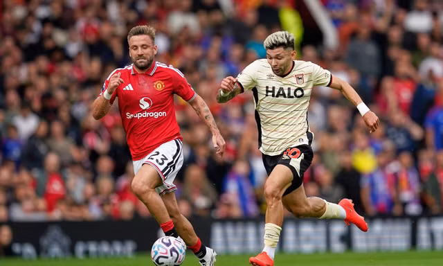 Luke Shaw (trái) thường xuyên để các cầu thủ Ipswich vượt qua dễ dàng.