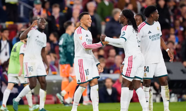 La Liga điều tra vụ Camavinga bị fan Barca vung cột cờ tấn công