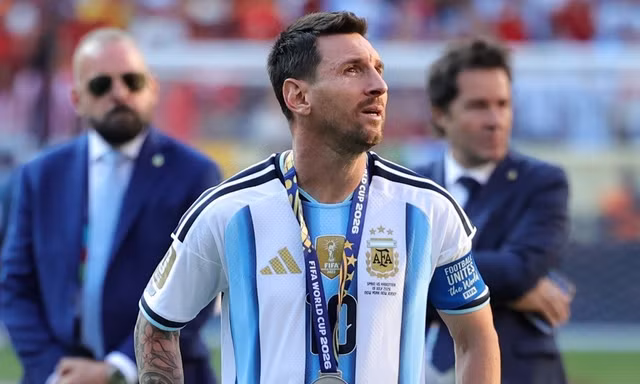 Lionel Messi không cùng tuyển Argentina về nước sau thất bại ở chung kết World Cup