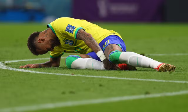 Neymar nghỉ hết vòng bảng World Cup, truyền thông Brazil dội ‘mưa chỉ trích’ lên Selecao
