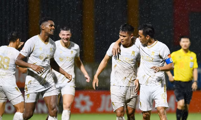 Hà Nội FC dội mưa gôn trong trận 'thủy chiến' trên sân PVF-CAND