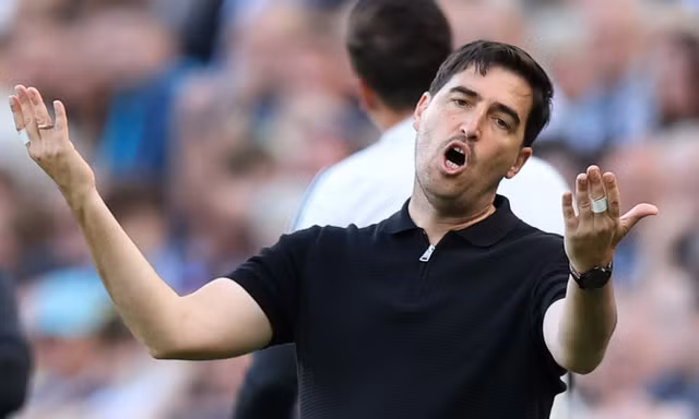 HLV Liverpool điên tiết khi đội nhà nhận bàn thua trớ trêu