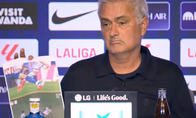 Mourinho in ảnh cầu thủ bị phạm lỗi để tố cáo trọng tài bắt trận Atletico vs Real Madrid