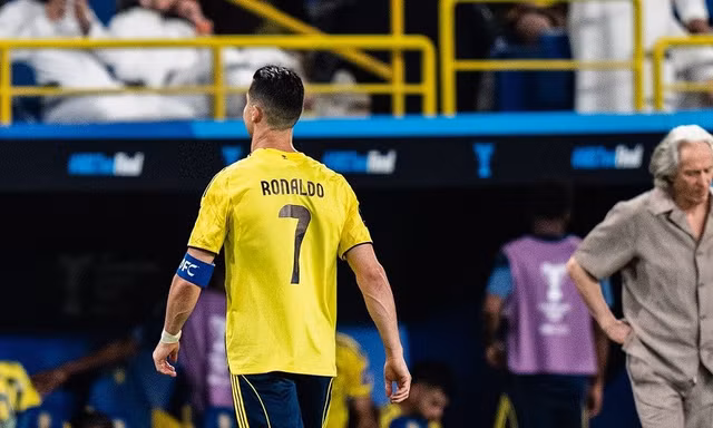 Chán nản sau thất bại ở Cúp châu Á, Ronaldo bỏ lễ trao huy chương