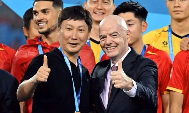 HLV Kim Sang-sik chia sẻ trên báo Hàn: Chủ tịch FIFA muốn tuyển Việt Nam dự World Cup