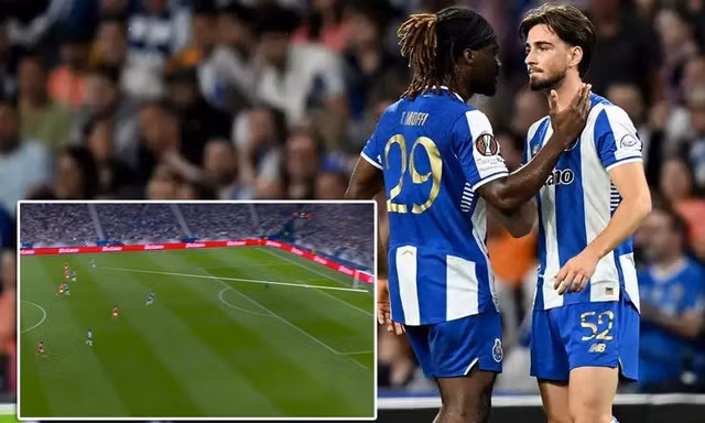 Bàn phản lưới khó tin giúp đại diện Ngoại hạng Anh sống sót ở Europa League