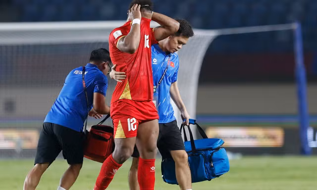 HLV Kim Sang-sik lo cho chấn thương của Xuân Son