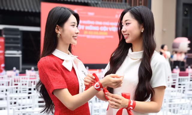 Dàn Á hậu, người đẹp thổi bùng ngọn lửa thiện nguyện tại chương trình ‘Giọt hồng Cội Việt’