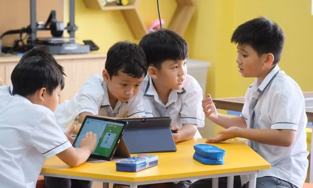 Các chương trình như tiếng Anh với giáo viên nước ngoài, tin học chuẩn quốc tế, kỹ năng sống hay STEM thường được gọi là “môn liên kết” tạm dừng. Ảnh minh họa
