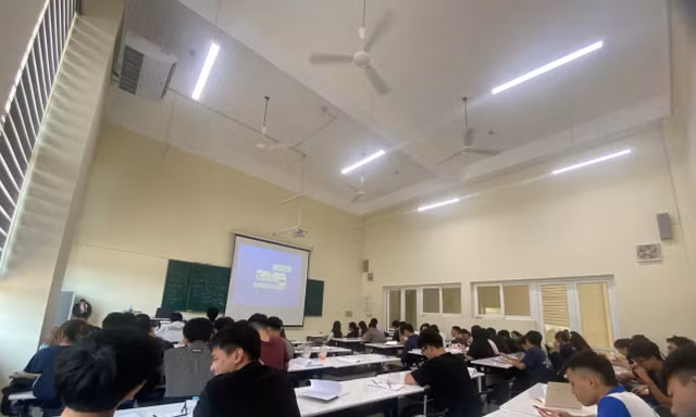 6h sáng với chuyến xe 46km đến giảng đường của sinh viên ĐH Quốc gia Hà Nội