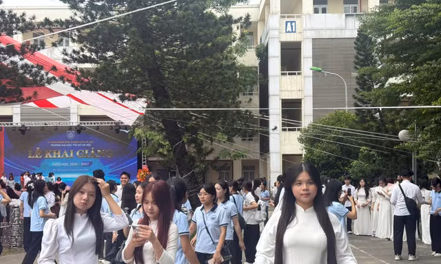 Những tân sinh viên dự lễ khai giảng năm học mới tại trường ĐH Thủ đô Hà Nội. Ảnh: Đỗ Hợp