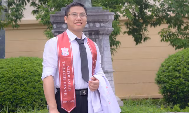 Tân bác sĩ khóa 2020 – 2026 của trường ĐH Y Hà Nội Vũ Đức Vinh. Ảnh: NVCC