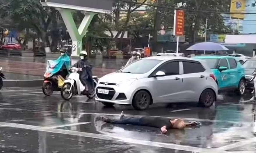 Công an xác minh, người đàn ông nằm giữa đường 
