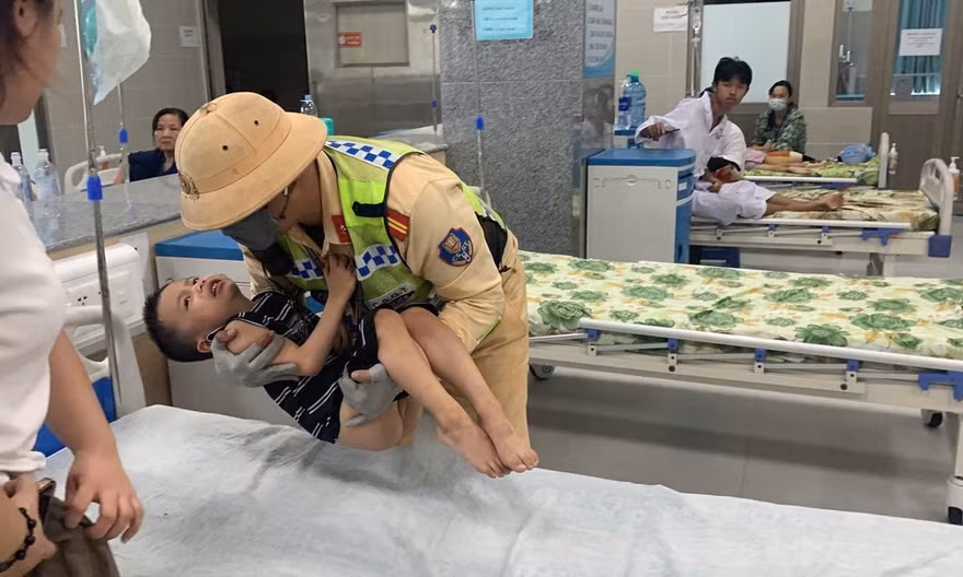 CSGT dùng xe đặc chủng chở cấp cứu bé trai nguy kịch trên cao tốc