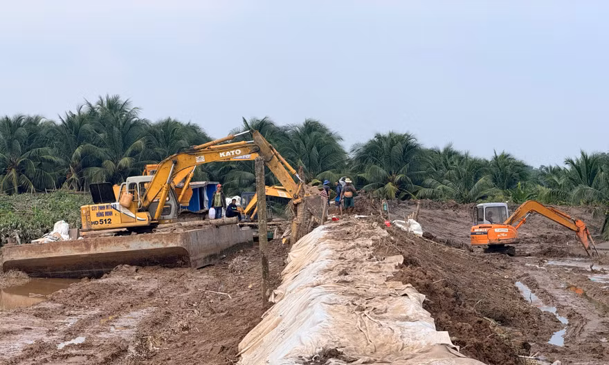 Hỗ trợ người dân bị thiệt hại do vỡ đê bao tại Vĩnh Long, khắc phục sạt lở, ổn định cuộc sống và phục hồi sản xuất nông nghiệp.