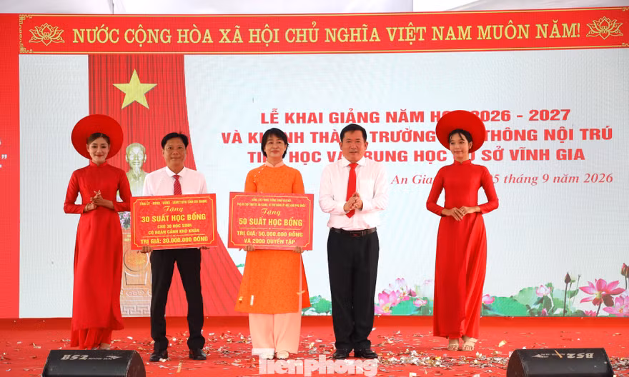 Ông Đinh Văn Nơi tặng 50 triệu đồng, 2.000 quyển vở cho học sinh khó khăn từ tiền cá nhân