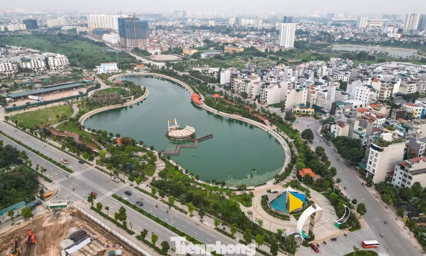 Công viên gần 190 tỷ đồng ở Hà Nội: Hồ điều hòa đổi màu, công nhân khẩn trương dọn dẹp