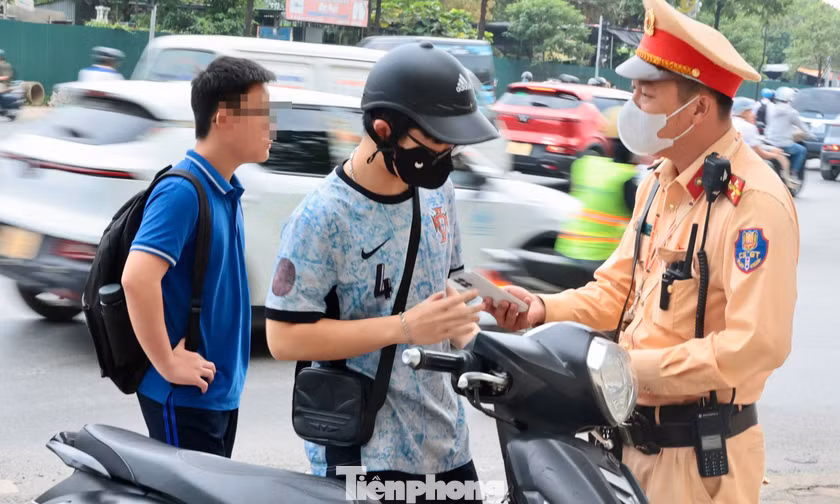 'Quên' mũ bảo hiểm cho con, mẹ nhận phạt, con đến trường muộn