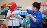 Tình nguyện viên tiếp sức người dân xem sơ duyệt diễu binh, diễu hành