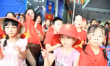 Người dân đến sớm, cùng hát ‘Như có Bác Hồ trong ngày vui đại thắng’ trước giờ sơ duyệt diễu binh