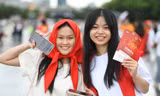 Khán giả trẻ đến Mỹ Đình từ sớm chờ ‘Tổ quốc trong tim’