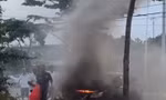 CLIP: Ô tô bất ngờ bốc cháy trên vỉa hè TPHCM