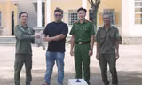 Phát hiện động vật lạ trong vườn, người dân bắt giao nộp công an