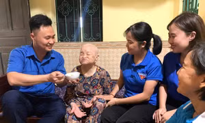 Bữa cơm tri ân ấm áp của tuổi trẻ Đất Tổ
