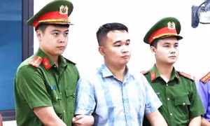 Phê chuẩn lệnh bắt khẩn cấp nam giáo viên trong vụ điểm Toán cao bất thường ở Tuyên Quang 