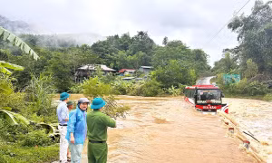 Tuyên Quang: Sạt lở núi vùi lấp một gia đình, xe khách mắc kẹt giữa dòng nước cuồn cuộn