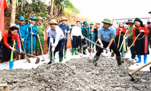 Bí thư, Chủ tịch Lào Cai cùng dân xúc vữa, làm đường bê tông nông thôn