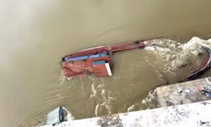 Hai tàu hàng chìm trên sông Lô, 5 người may mắn thoát nạn